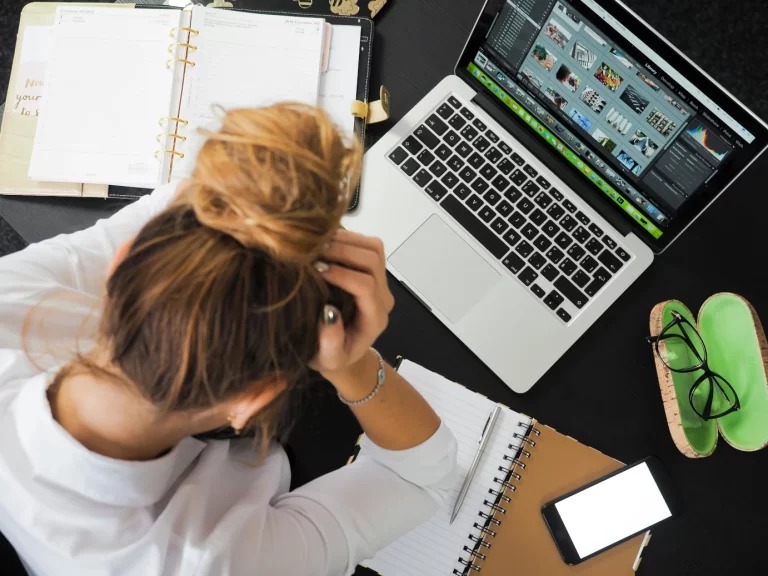 Burnout - Profissional exausto em mesa de trabalho